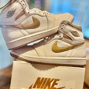 Air Jordan 1 Retro High OG "Latte" (Women's) sneakers